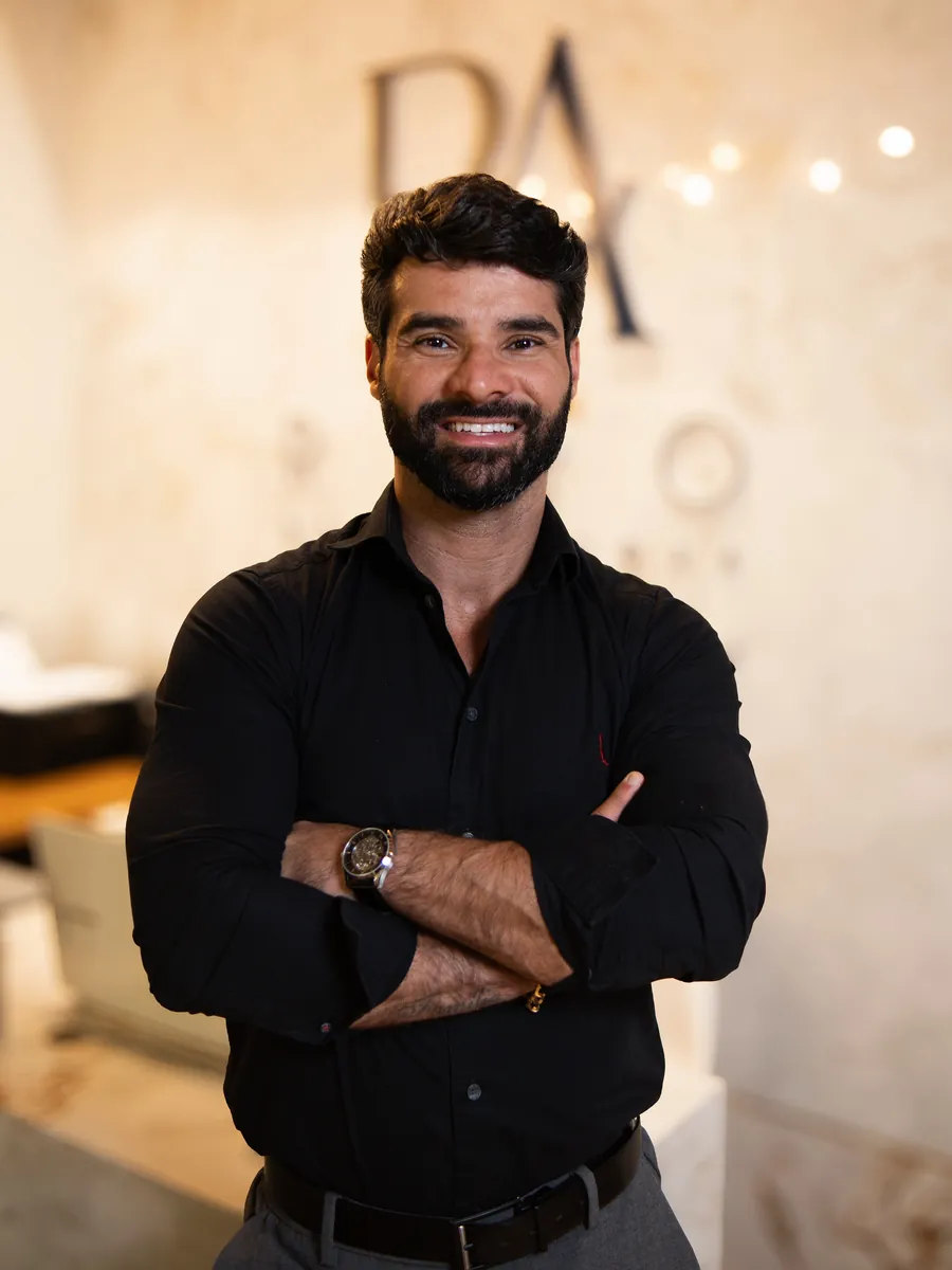 Dr. Rodrigo Parentoni, responsável técnico da Raro Odontologia